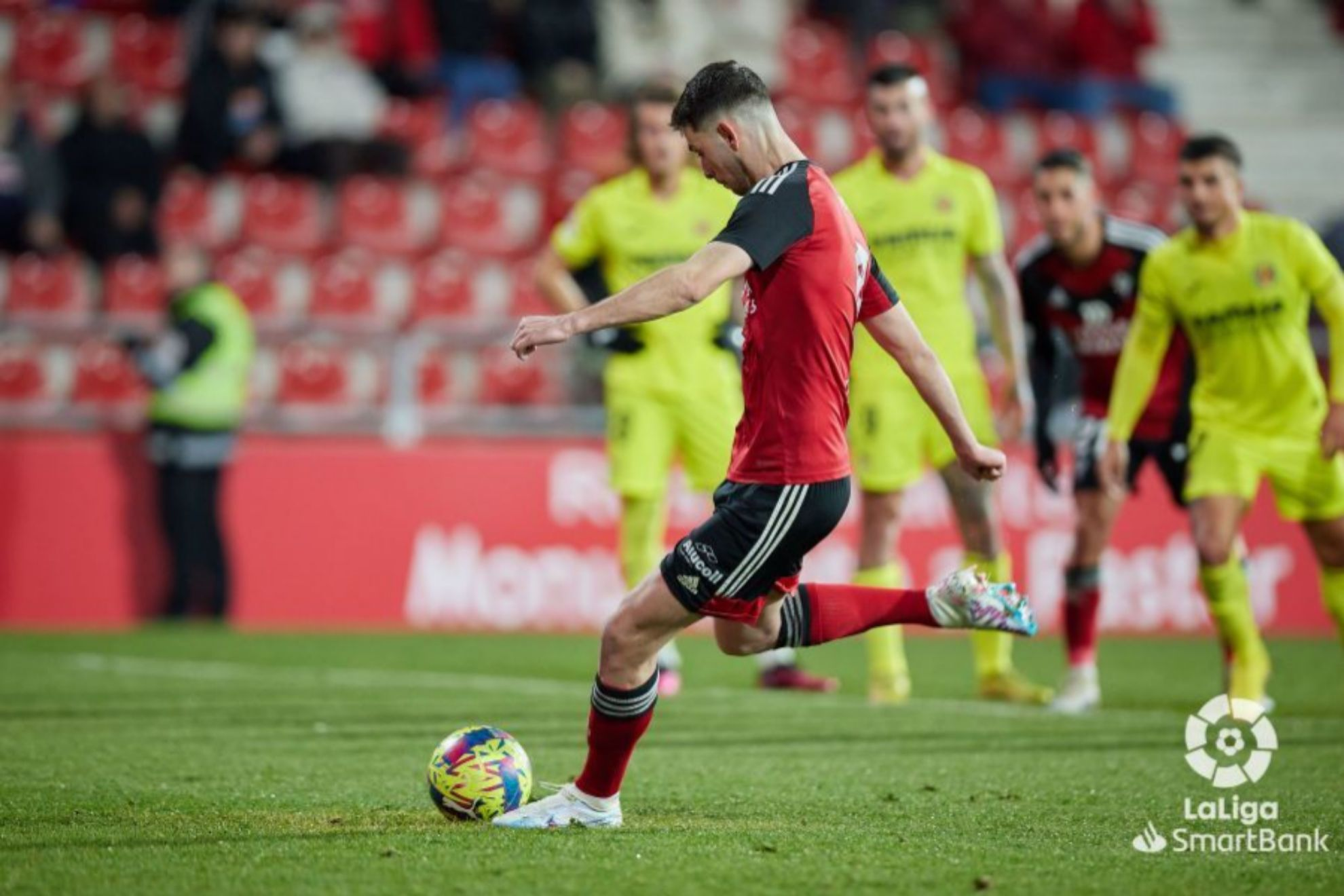 开云体育下载APP-比利亚雷亚尔训练开放日，今夜刷新队史纪录引欢呼，国王杯在即，训练强度明显提升